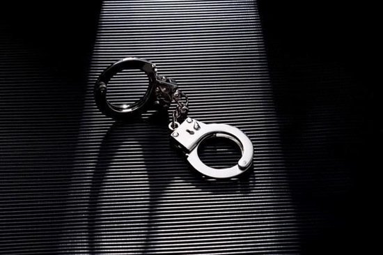 17岁女孩被继父强奸不敢反抗 曾目睹其家暴生母 法院：继父构成强奸罪