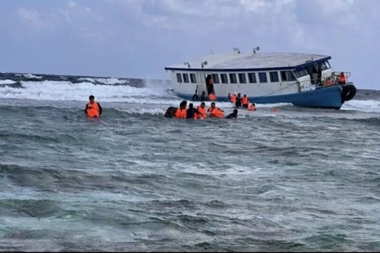 马尔代夫一渡轮突发故障停摆，乘客颠簸一个多小时后被要求跳海游至救援船，亲历中国旅客称行李至今失联