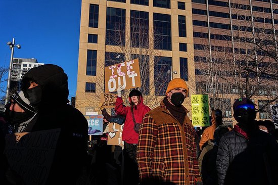 抗议暴力移民执法 全美至少300城参加