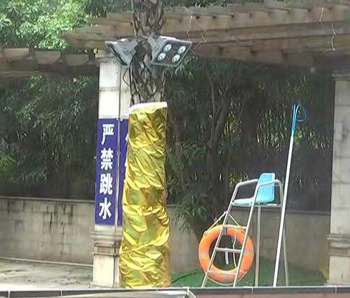 大人也在,救生員也有