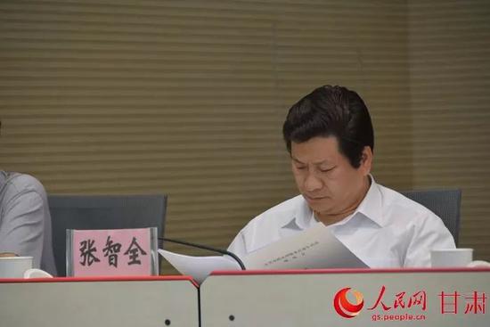 甘肃陇西人,早年曾担任定西地委副秘书长,临洮县县长,临洮县委书记等