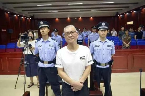 亚洲:“与女警开房被局长”的前任 问题也不少(图)
