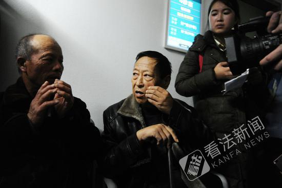 图为今天上午,郑成月(中)在北大第一医院等候就诊 摄/记者 林晖