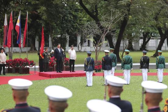 11月20日，国家主席习近平在马尼拉同菲律宾总统杜特尔特举行会谈。会谈开始前，习近平出席杜特尔特在总统府前草坪举行的隆重欢迎仪式。（新华社记者 丁林 摄）