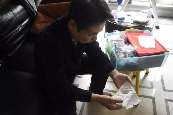 姜辉从留尼旺岛带回的贝壳。实习生纪思琪 摄