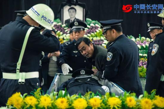 郭声琨的父亲:郭声琨傅政华为他哀悼 今“现身”长安街畔 《父子诀别》