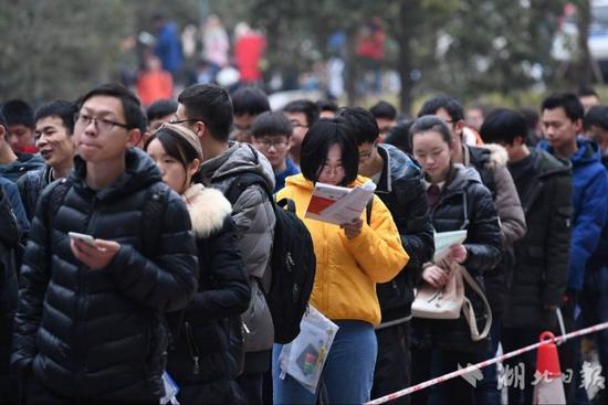 12月29日，受强冷空影响，广西柳州市市区的气温最低达0摄氏度，并夹杂着小雨，不少出行的市民将脸蒙的只剩下眼缝。王以照 摄