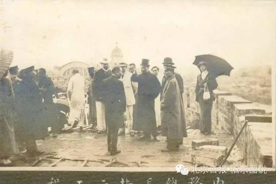 1915年6月16日,内务总长朱启钤(中)冒雨主持了前门改造工程开工典礼。