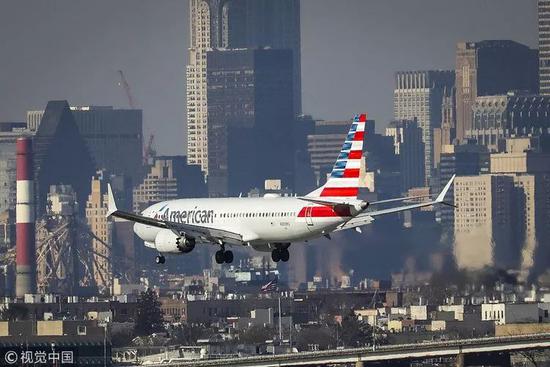 3月11日,美国纽约,一架美国航空波音737 MAX 8正准备降落。视觉中国