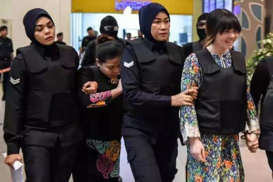 　　资料图：2017年2月，金正男遇刺案发生后，越南女子段氏香和来自印尼的按摩店女工茜蒂·艾希亚在吉隆坡国际机场被马来西亚警方逮捕
