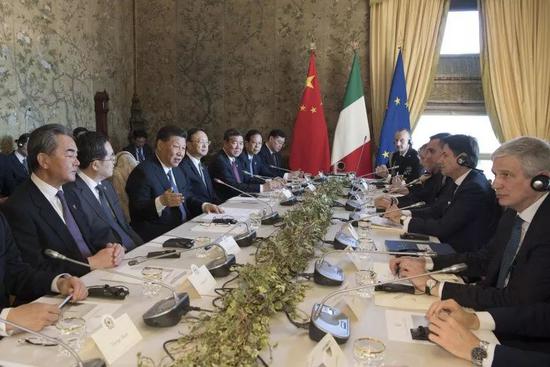 △23日，国家主席习近平在罗马同意大利总理孔特会谈。