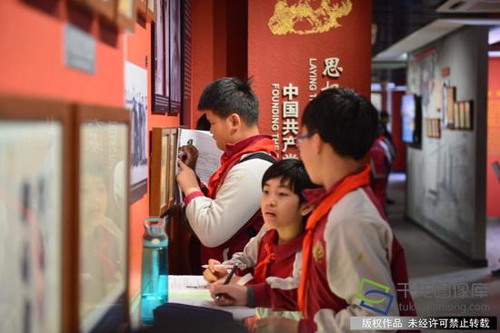  北京大学附属小学石景山学校走进北大红楼。学校供图