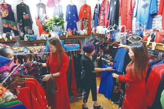 ▲2017年10月22日，落户沧州的大红门商户正在经营服装。（供图/杨铁梅）