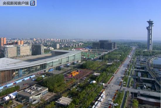 △国家会议中心由2008年北京奥运会击剑比赛场馆改造而成。在建造之初就是按照绿色环保的理念设计施工的，而绿色正是“一带一路”的底色。（央视记者王志明拍摄）