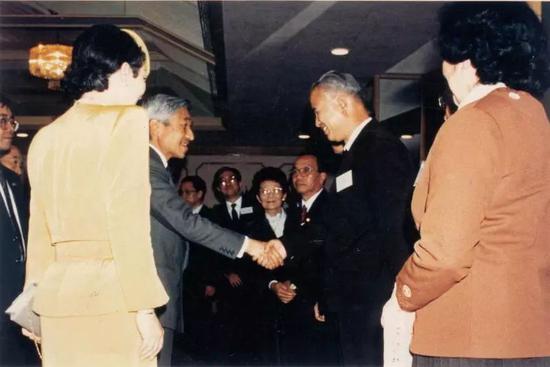 1992年明仁天皇(左)在上海西郊宾馆与伍汉霖握手 上观新闻图