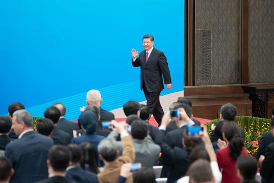 2019年4月27日,习近平会见中外记者,介绍第二届“一带一路”国际合作高峰论坛圆桌峰会情况和主要成果。这是习近平步入记者会现场。