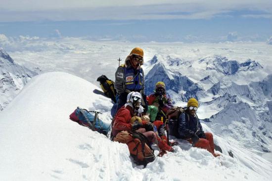 图为攀登珠峰的队员在休息.新华社外代图片