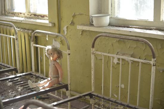 当地时间2017年4月15日，乌克兰切尔诺贝利，废弃的幼儿园内。黄小婉/摄