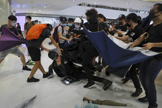  示威者围殴警员  图源：大公文汇网