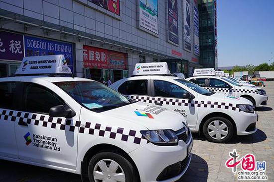 2019年6月28日，在中哈霍尔果斯国际边境合作中心，商铺外停放的哈萨克斯坦出租车。中国网记者 董小迪 摄