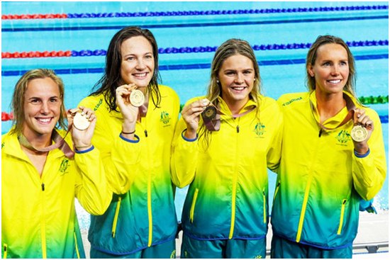  2018年，在澳大利亚昆士兰黄金海岸举办的英联邦运动会上，谢娜·杰克（左三）与队友拿下女子4x100米自由泳接力项目金牌/图自法新社