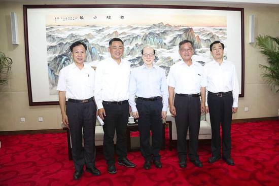 8月12日,中共中央台办、国务院台办主任刘结一在北京会见了金门县长杨镇浯、澎湖县长赖峰伟、连江(马祖)县长刘增应率领的参访团。