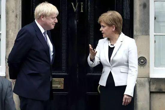  图为英国新首相约翰逊和苏格兰政府首席大臣斯特金