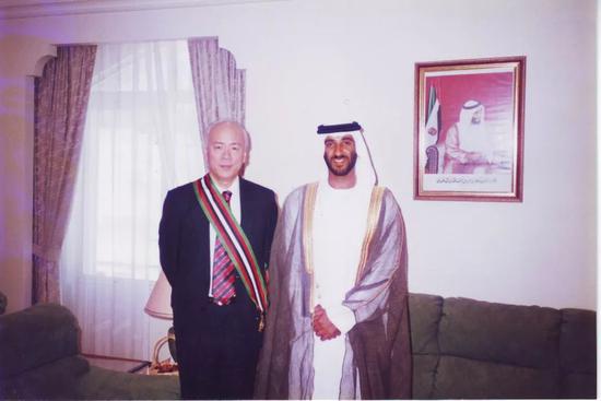 1998年，华黎明获得阿联酋总统扎耶德颁发的“一级独立勋章”。华黎明供图
