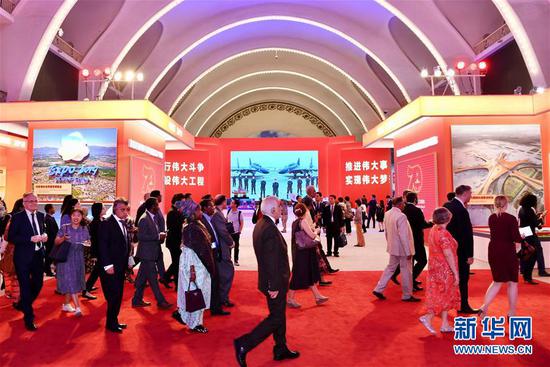 应外交部邀请，9月25日，来自130多个国家的驻华使节和一些国际组织驻华代表来到北京展览馆，参观“伟大历程　辉煌成就——庆祝中华人民共和国成立70周年大型成就展”。新华社记者 姜克红 摄