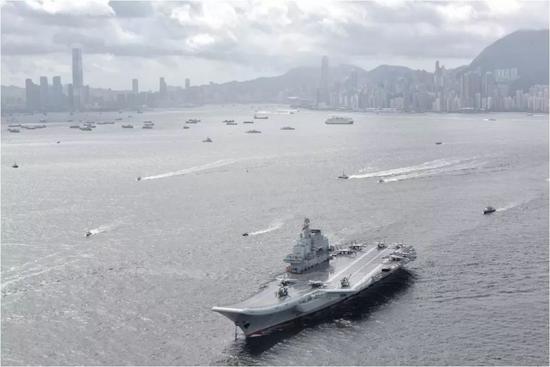 2017年，解放军“辽宁”号航母抵达香港