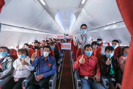 同事们在专机内合影。受访者供图