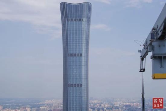 国贸三期仰望528米高的中信大厦 中新社记者 贾天勇 摄