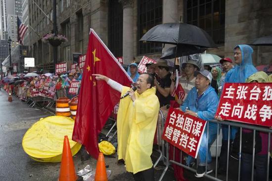 去年7月，台湾地区领导人蔡英文“过境”美国，纽约众多华人华侨连续两日聚集於蔡英文下榻酒店外，高呼反“台独”口号。