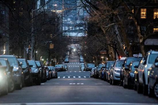  疫情暴发后，纽约的街道空无一人。图|纽约时报