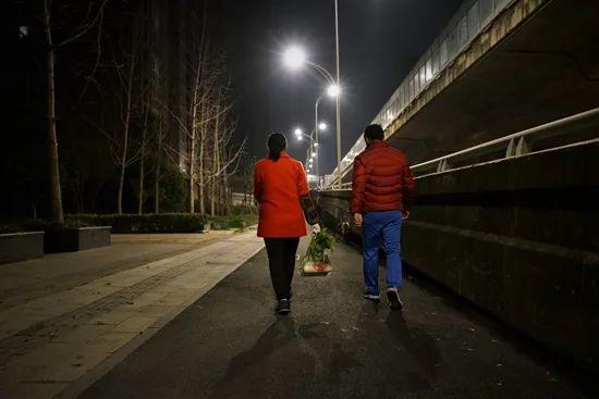  2月21日，武汉街头拎着蔬菜的行人。中青报·中青网记者李强/摄