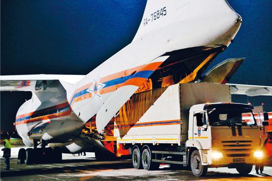 2020年2月8日，在俄罗斯莫斯科附近的茹科夫斯基机场，工作人员将俄罗斯政府向中方提供的医疗援助物资装上运输机。 新华社/卫星社