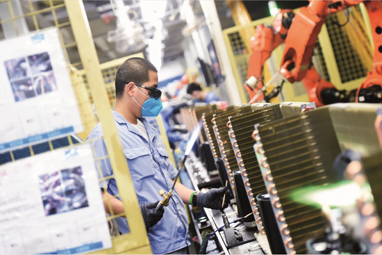 3月26日,美的集团武汉工厂工人正在生产线上工作.摄影/长江日报 周超
