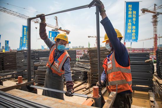 中建三局的建设者在武汉光谷大悦城建设工地作业（4月28日摄）。新华社记者 肖艺九 摄