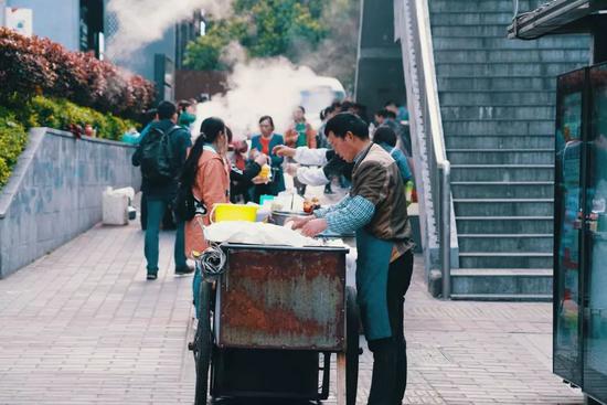 上班族买早餐,营养不够,鸡蛋来凑./图虫创意