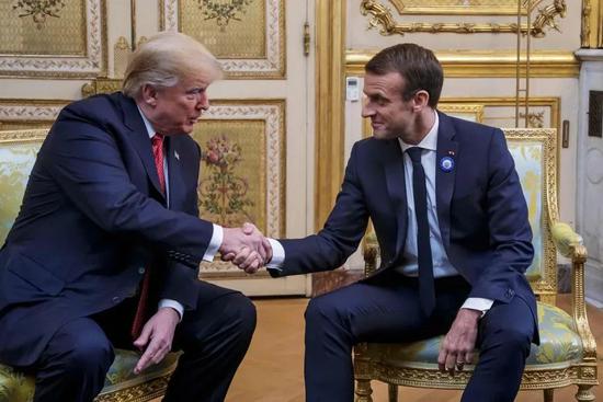  美国总统特朗普与法国总统马克龙握手（资料图）