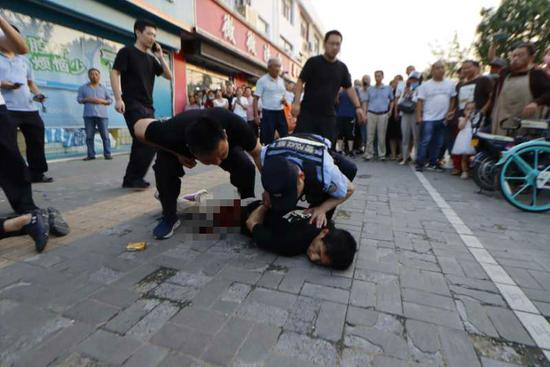 民警王子叶在汕头路前的医药连锁门店前开枪将马洪兵击倒,马伟兵也随后被制伏。
