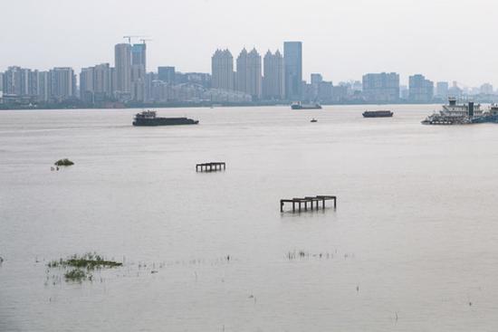  13日17时，长江干流汉口站水位达28.74米，较之前的洪峰水位28.77米出现轻微下降。长江中下游洪水洪峰顺利通过汉口江段。新华社记者 肖艺九 摄