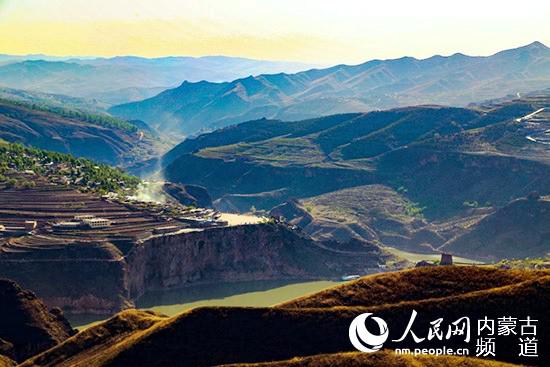 如今的黄河水是绿的,两岸的植被也是绿意盎然。王慧 摄
