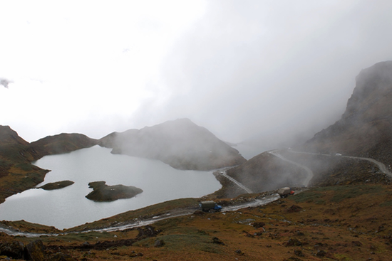  扎墨公路经海拔4300米的嘎隆拉雪山冰湖蜿蜒向前。