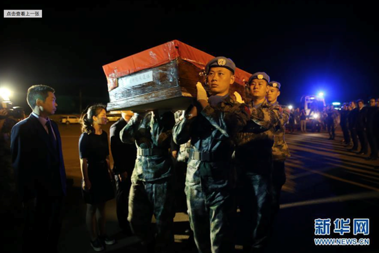 2016年6月，维和官兵代表护送中国维和战士申亮亮灵柩登上中国空军飞机。图源：新华社