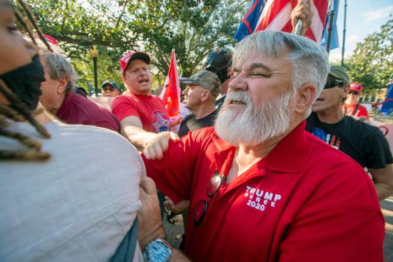 美国佛州爆发反对大选结果抗议活动 女子劝阻被扯掉口罩