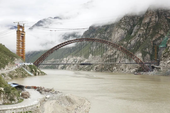 图为藏木雅鲁藏布江双线特大桥。