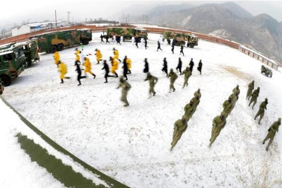 1月5日，火箭军某部官兵在高寒环境下，进行实战化演练。新华社发（徐星星  摄）