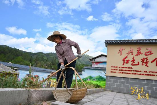 福建省三明市泰宁县新桥乡岭下村村民在初心公园工作。（2020年11月19日摄）