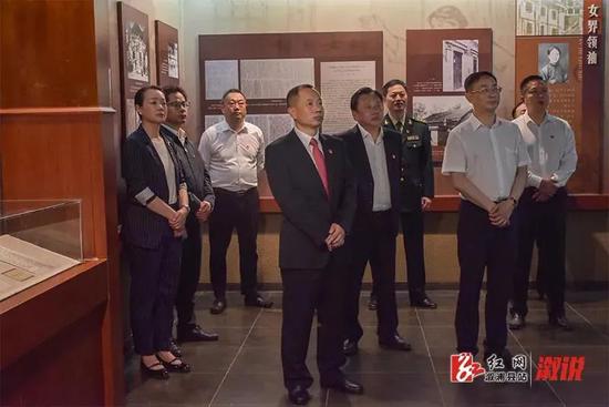 "政事儿"注意到,上任溆浦县委书记首日,郑湘到向警予同志生平事迹陈列